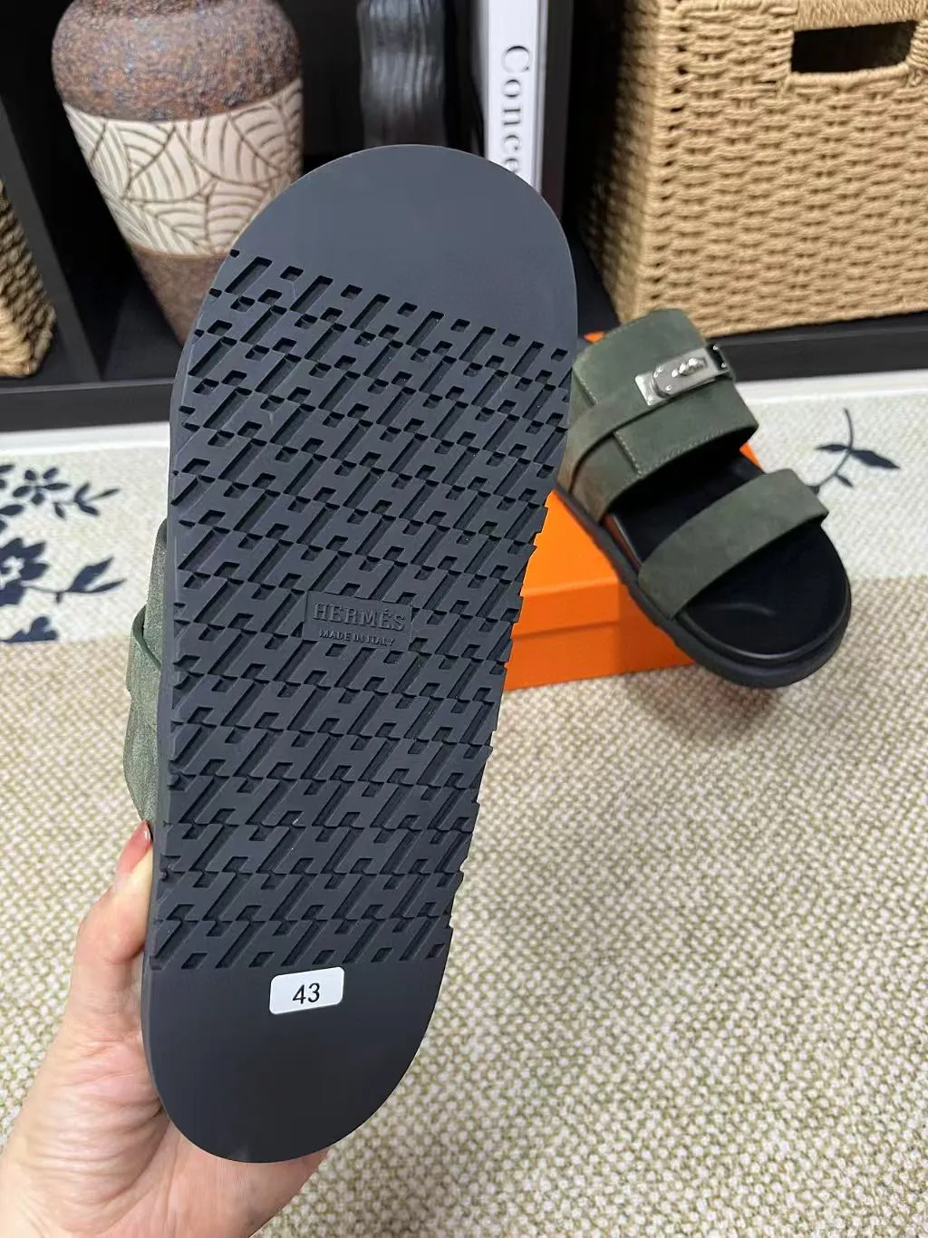 P300 Hermes men's Kazimir slippers - top-quality woven calfskin functional sandals with interwoven uppers inspired by the "H" iconic pattern to create a casual look, perfect for summer. Imported cowhide + cowhide lining + TUP outsole Size: 36-46 couple model